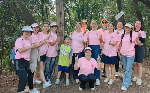 興千田集團女職工參加興富社區(qū)“健步新征程，巾幗綻芳華”徒步活動2